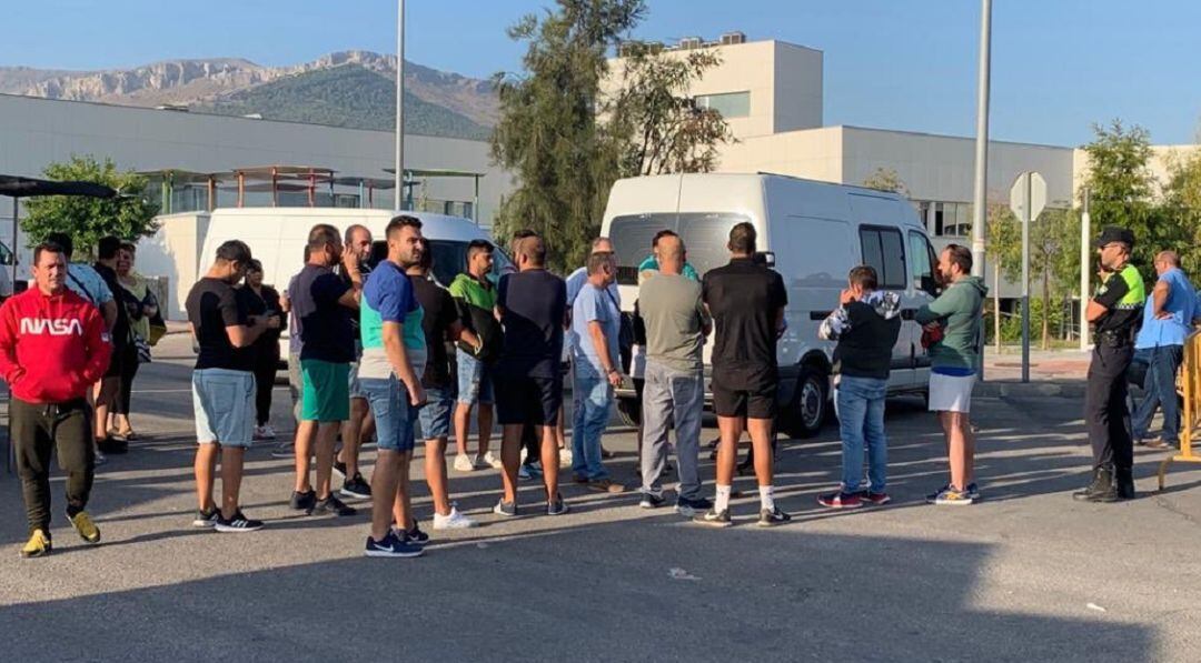 Comerciantes que han decidido no montar su puesto este jueves en el mercadillo de Jaén.