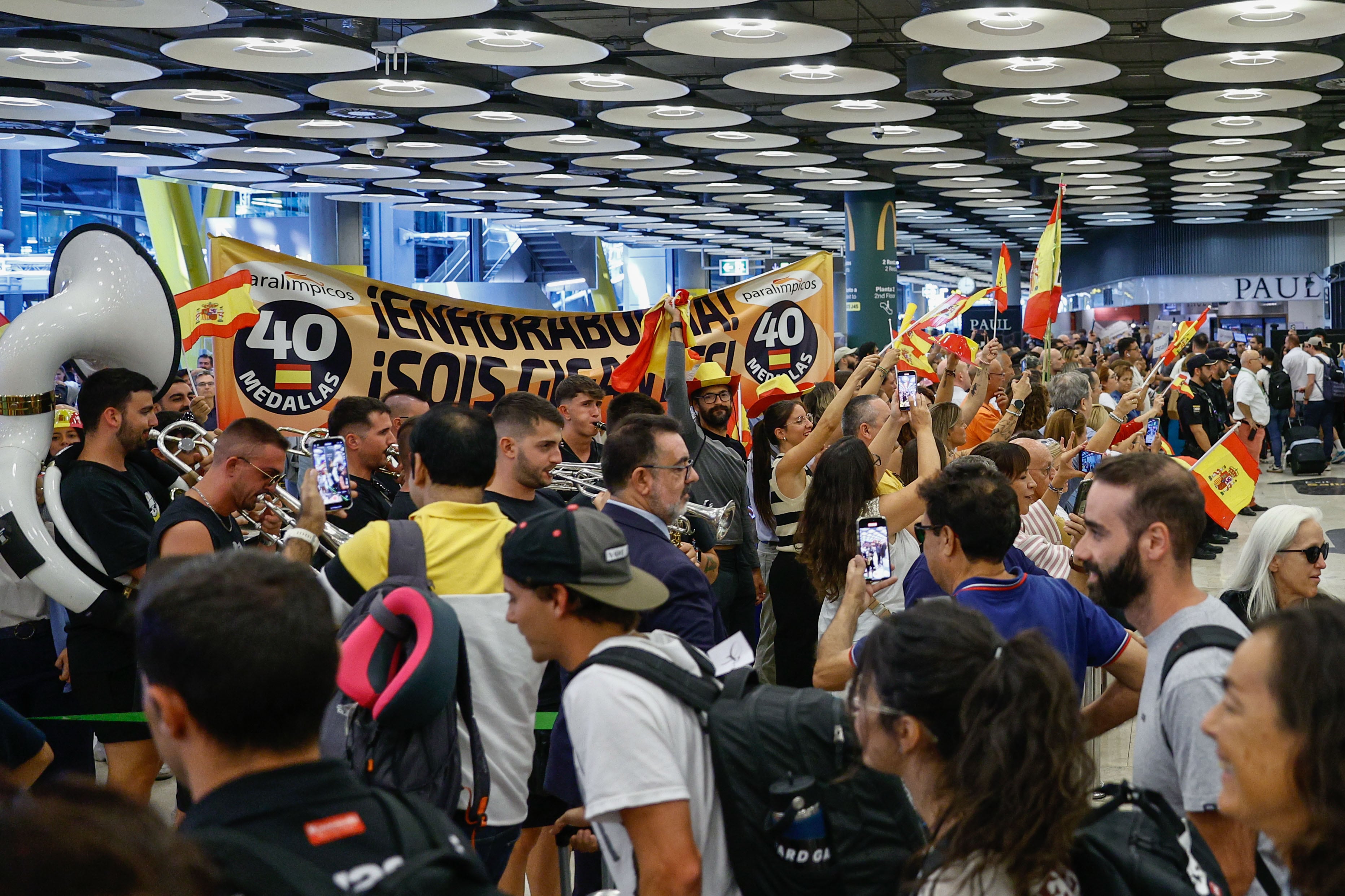 MADRID, 09/09/2024.- La atleta Susana Rodríguez a su llegada al aeropuerto de Adolfo Suarez Madrid Barajas tras participar en los Juegos Paralímpicos de París 2024, este lunes. EFE/Rodrigo Jiménez
