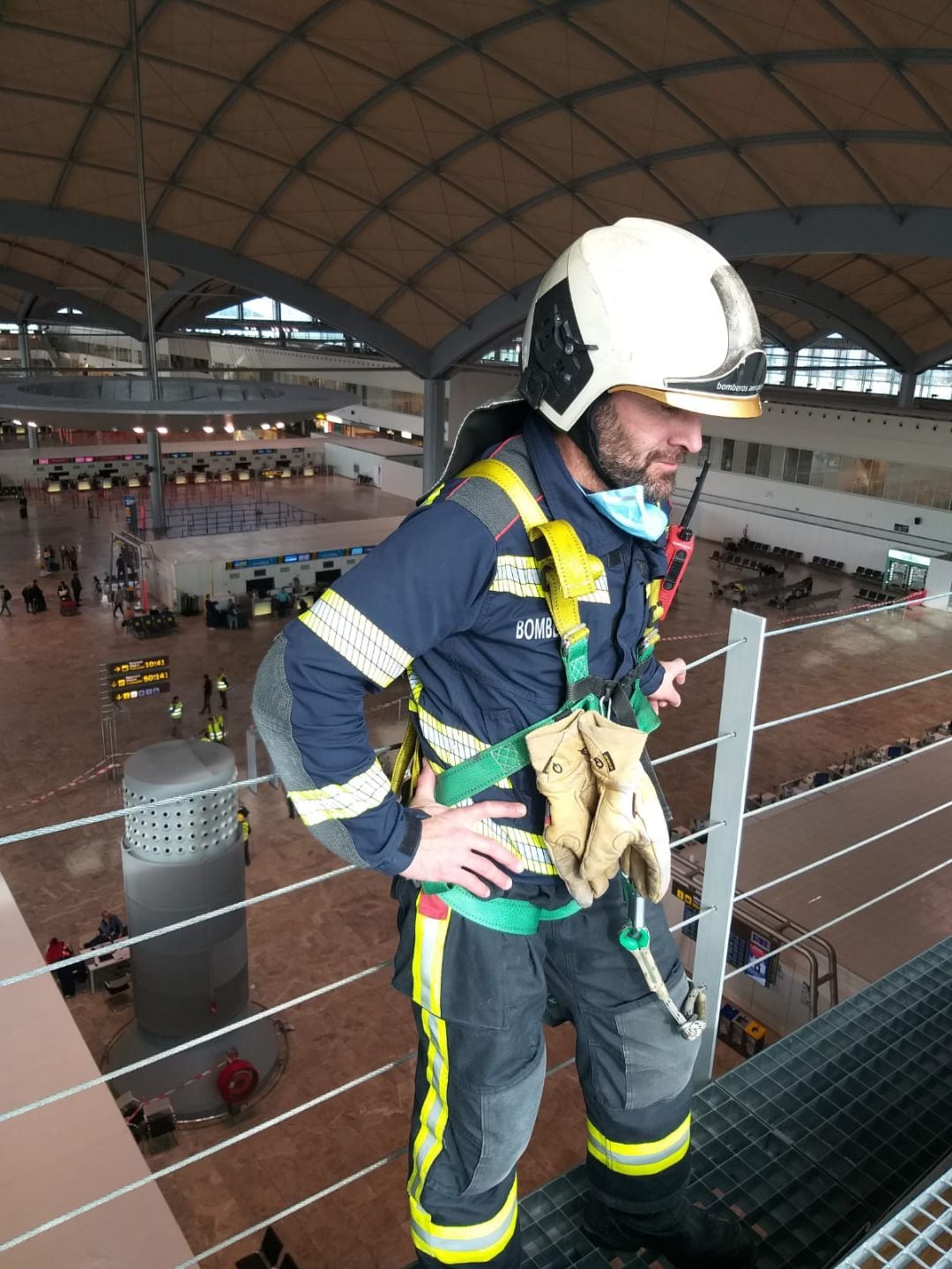 Un bombero del aeropuerto Alicante-Elche en los trabajos de extinción del fuego que se declaró en una de las naves. Foto de archivo.