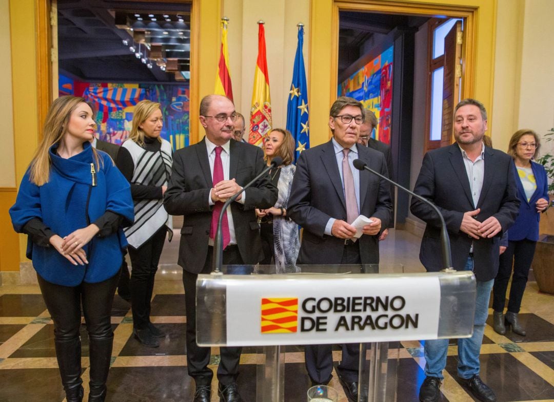 Imagen de archivo. En primera fila, la consejera de Universidad, Maru Díaz (Podemos), junto al presidente de Aragón, Javier Lambán (PSOE), al vicepresidente, Arturo Aliaga (PAR), y al consejero de Vertebración Territorial, José Luis Soro (CHA)