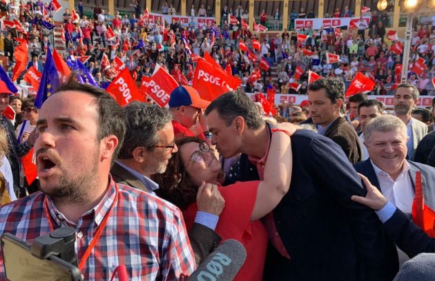 Pedro Sánchez recibe el cariño de simpatizantes y militantes socialistas ante la sonrisa de Pepe Vélez, alcalde y candidato a la alcaldía de Calasparra