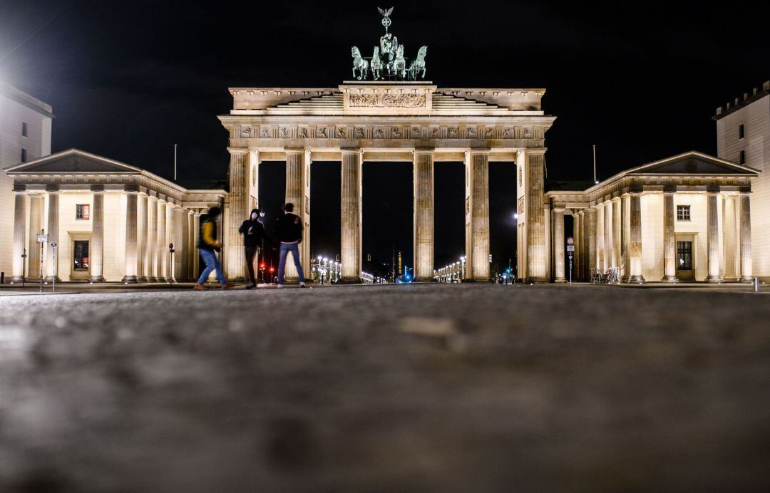 Unas pocas personas pasean por la zona de la Puerta de Brandeburgo en Berlín.