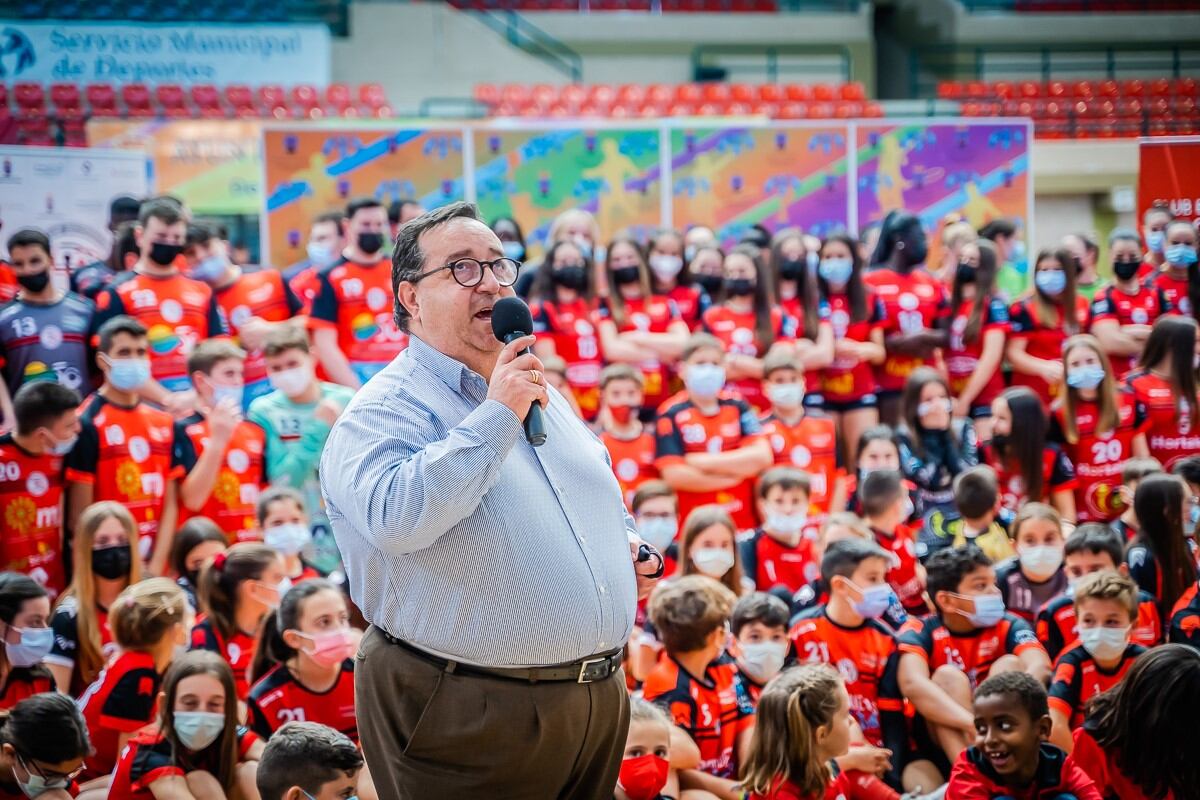 El concejal de Deportes, José Juan Rubí, con su balonmano.