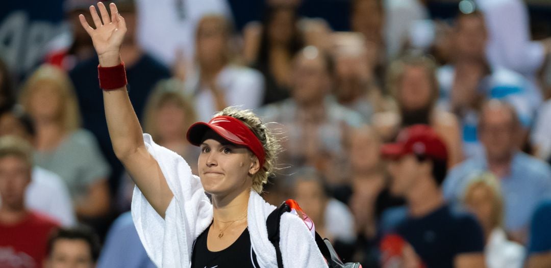 Eugenie Bouchard saluda a la pista central del Masters de Canadá tras caer derrotada en segunda ronda