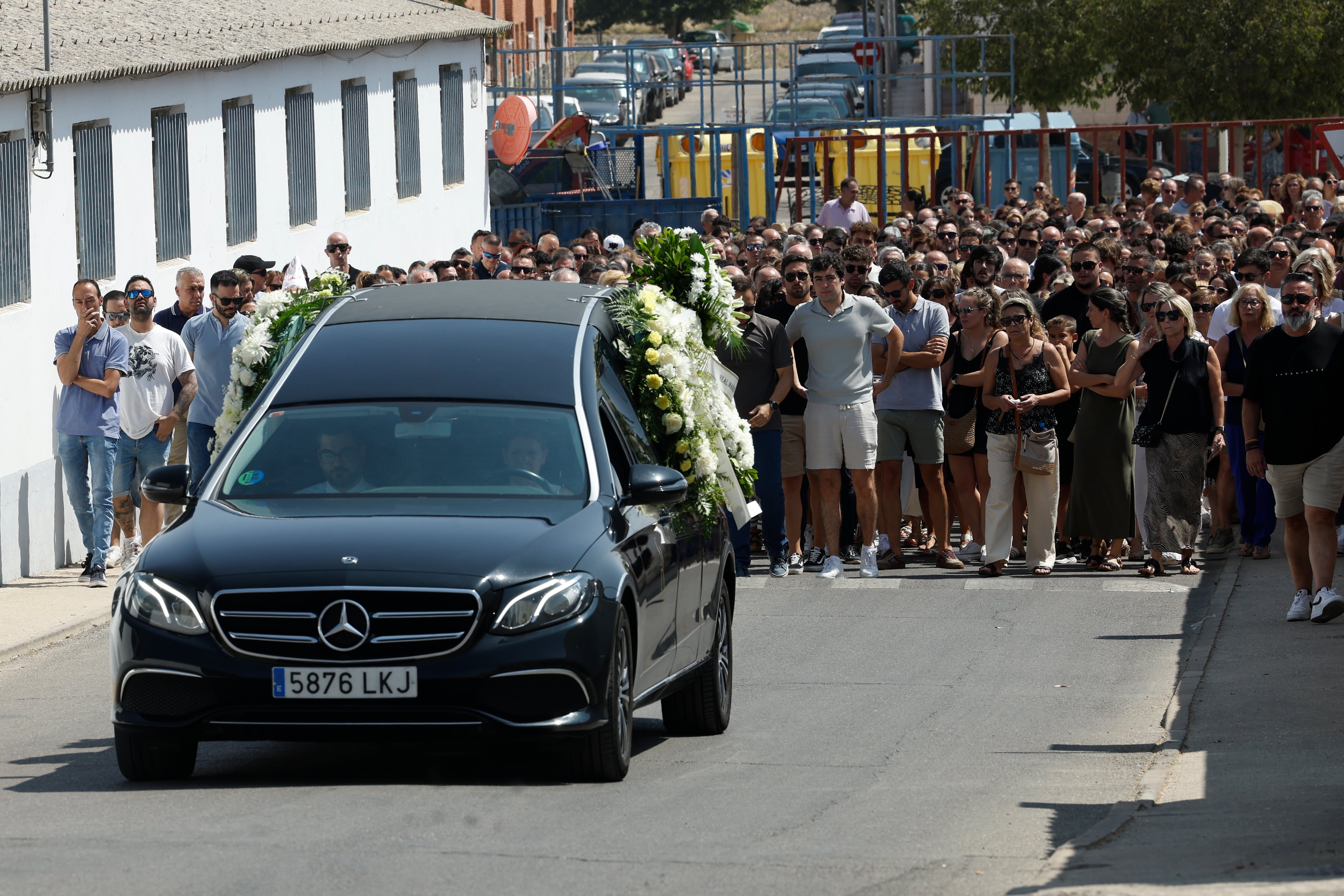 El coche fúnebre traslada el féretro con los restos mortales del pequeño Mateo, el niño de 11 años que fue asesinado el pasado domingo mientras jugaba al fútbol con unos amigos, al cementerio de la localidad.