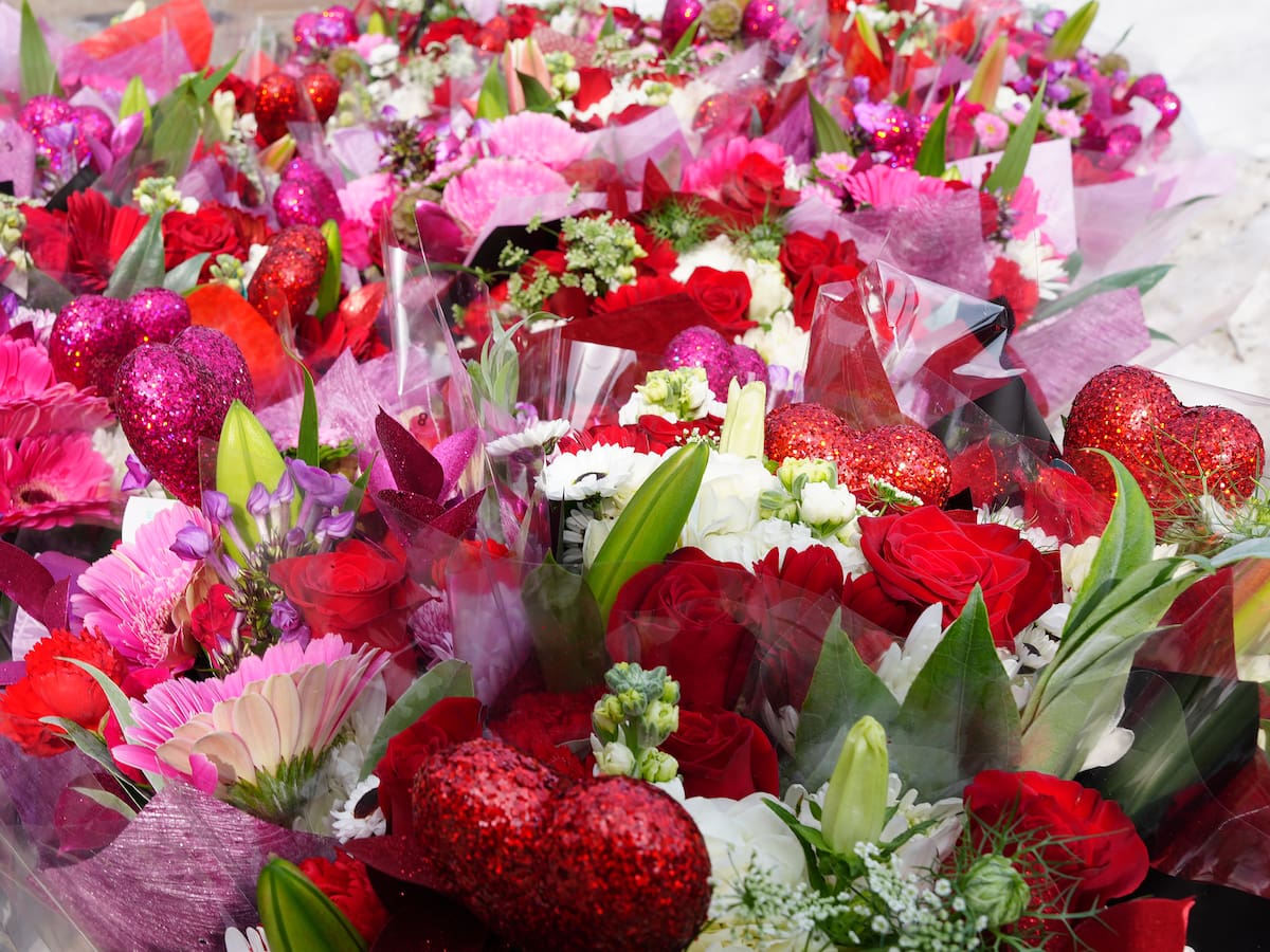 San Valentín en clave valenciana: rosas de Colombia y el impulso de los jóvenes