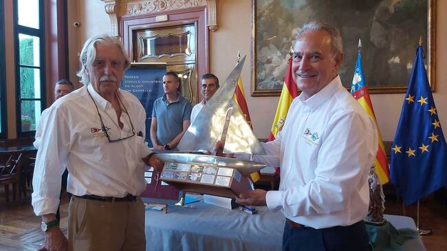 Eloy Infante, vicepresidente del CN El Campello e Indalecio Carbonell, presidente del Círculo Industrial, con el trofeo de campeones