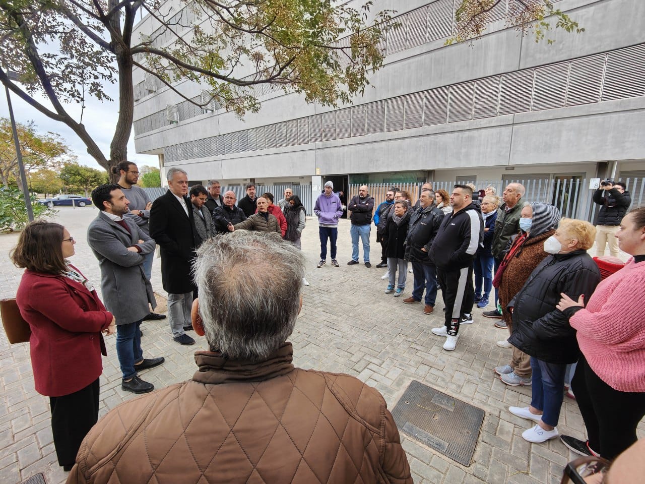 El vicepresidente y conseller de Vivienda, Héctor Illueca, junto a vecinos de La Pinaeta