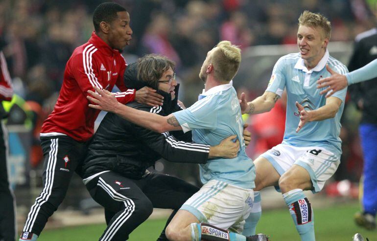 Guidetti celebra el gol en el Calderón