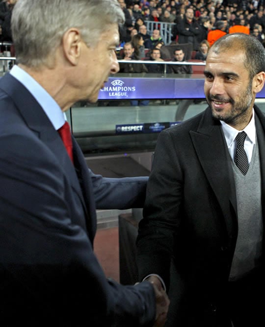 Los entrenadores del FC Barcelona, Pep Guardiola (d), y el francés del Arsenal FC, Arsene Wenger, se saludan en los momentos previos al inicio del encuentro correspondiente a la vuelta de los octavos de final de la Liga de Campeones, que ambos equipos dis