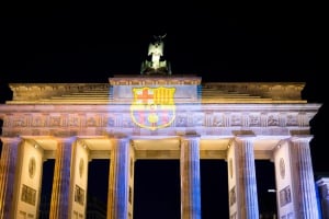 CAR040. Berlin (Germany), 05/06/2015.- The Brandenburg Gate landmark is illuminated with the logo of Spanish soccer club FC Barcelona in Berlin, Germany, 05 June 2015. FC Barcelona will face the Italian team of Juventus FC in the 2015 UEFA Champions Leagu