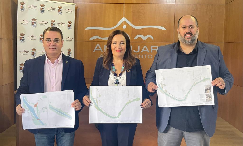 La subdelegada anuncia que el Gobierno destina casi 2,6 millones de euros a Andújar para construir un parque fluvial en el Guadalquivir que reduzca el riesgo de inundaciones