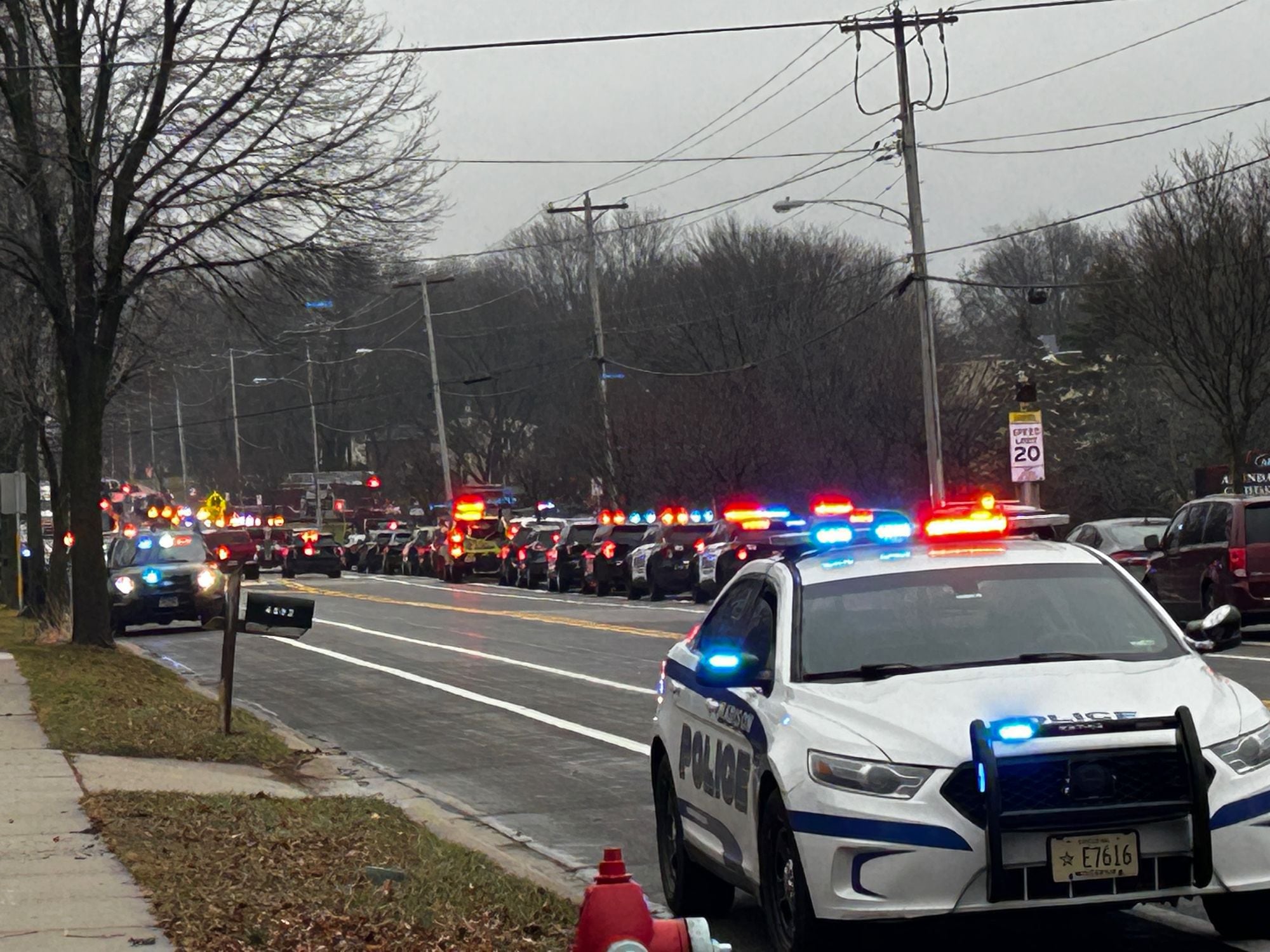 Imagen de los alrededores de la escuela en Madison, Wisconsin (EEUU) donde se ha producido un tiroteo