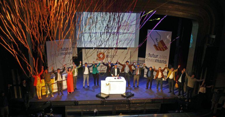 GRA667. BARCELONA, 23/04/2015.- Final del acto que bajo el lema "El futuro está en tus manos" se ha organizado en el Teatro Principal de Barcelona, con motivo de la celebración del primer año de existencia de la plataforma contraria a la independencia Societat Civil Catalana. EFE/Marta Pérez