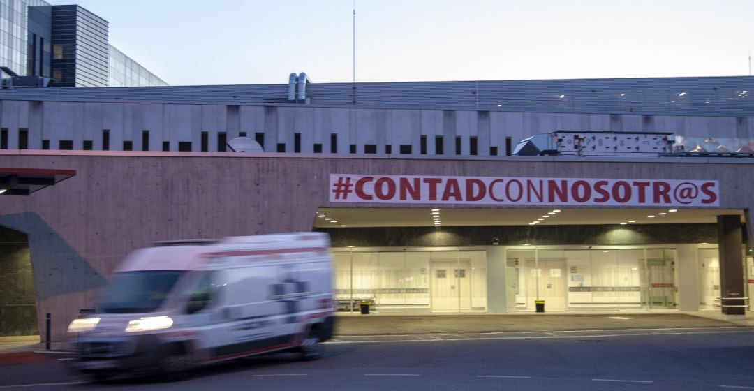 Exterior del Hospital Universitario Central de Asturias durante la primera ola con una pancarta de apoyo al personal sanitario. 