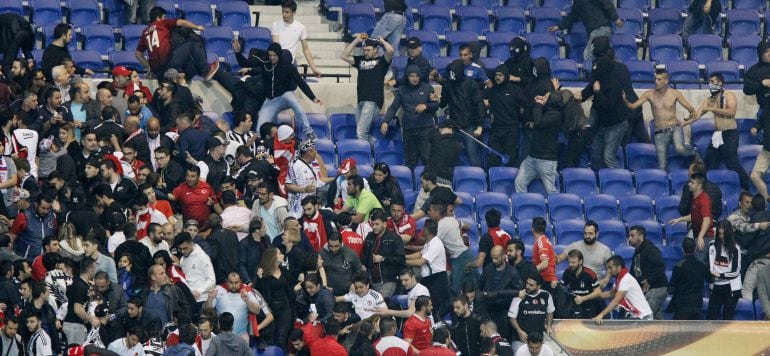 Los aficionados del Olympique de Lyon y el Besiktas se enfrentaron en el partido que enfrentó a ambos clubes en la Europa League el pasado 13 de abril.