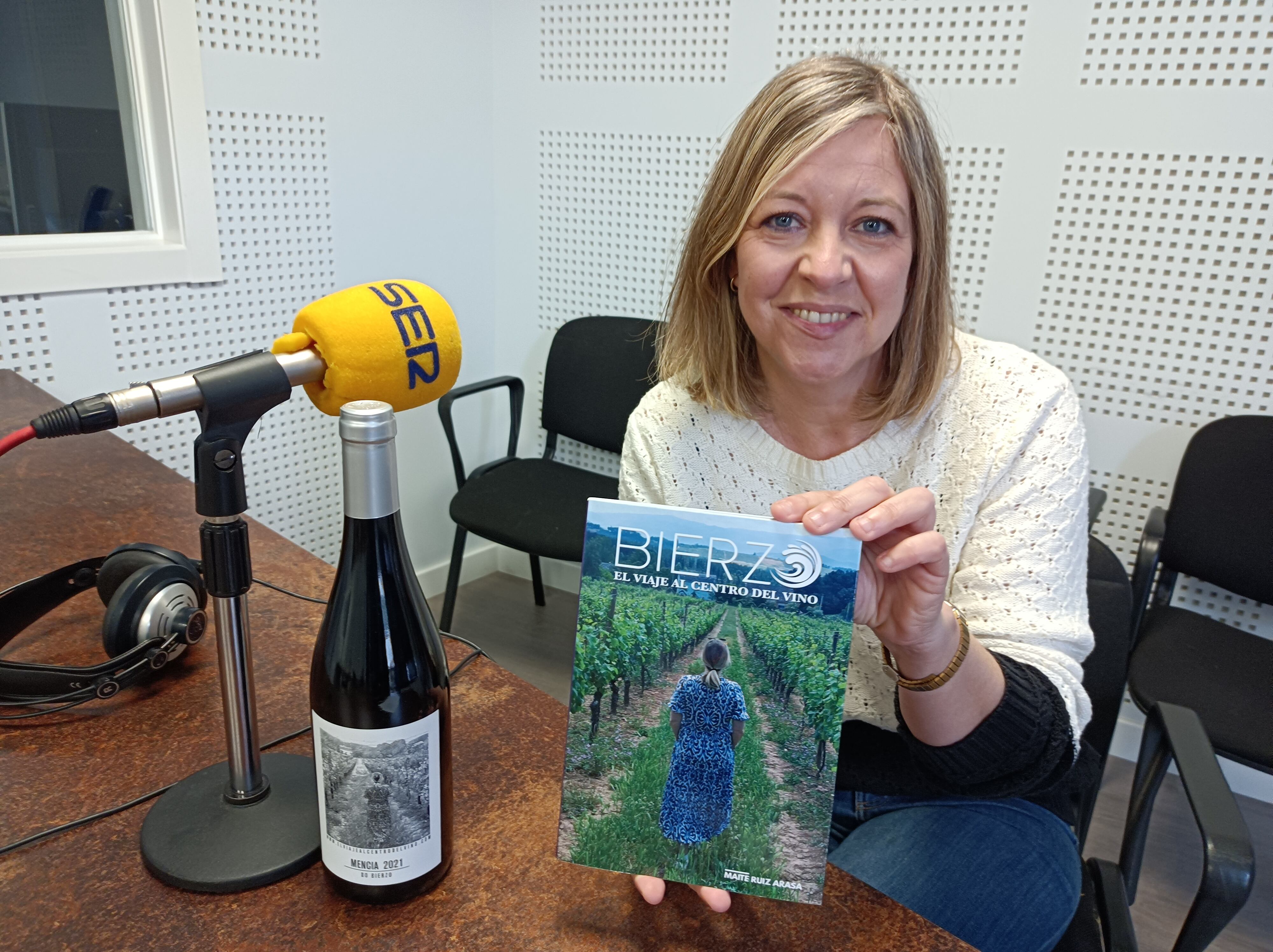 Maite Ruiz, en Radio Bierzo, con su libro y su vino