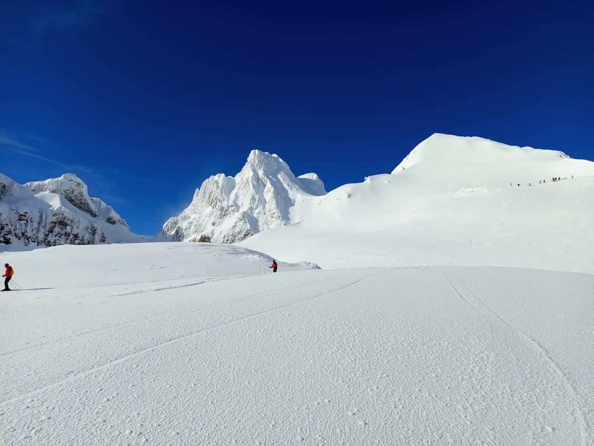Miles de esquiadores en las estaciones de esquí en el mejor día de la temporada