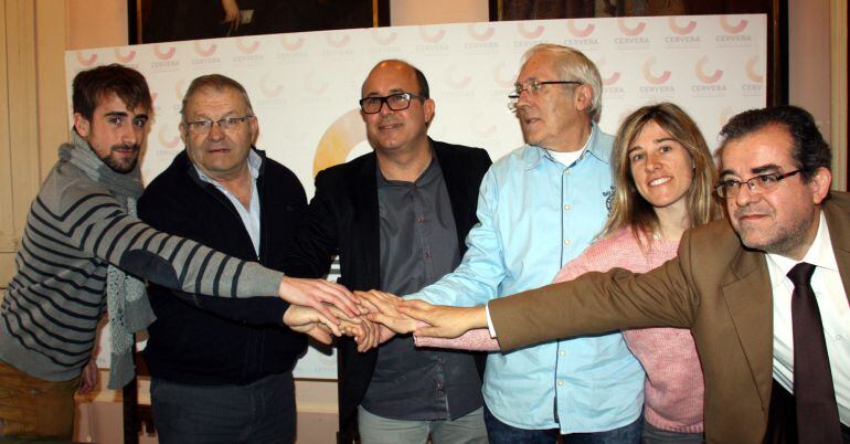 Els regidors de l'equip de govern de Cervera encaixant les mans, amb el Paer en cap, Ramon Royes (al centre) i el nou regidor entrant, Josep Ortíz, d'InSe (a la seva dreta), el 18 de gener de 2016.