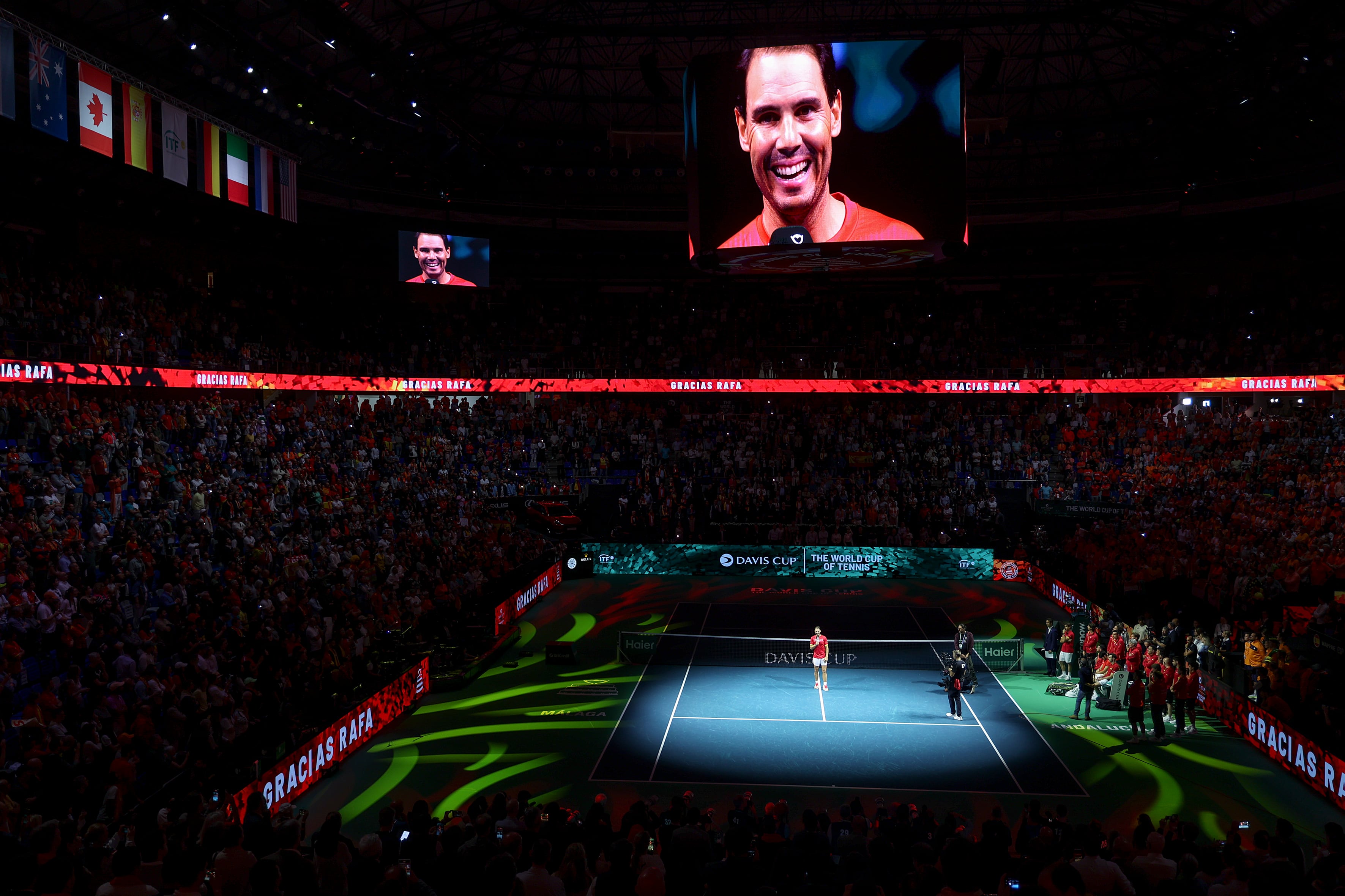 MÁLAGA, 19/11/2024.- El tenista Rafa Nadal saluda a la afición durante el homenaje que recibe tras el partido de dobles que jugaron los tenistas de España Carlos Alcaraz y Marcel Granollers con la pareja de Países Bajos Wesley Koolhof y Botic Van de Zandschulp, correspondiente a los cuartos de final de la Copa Davis que se disputó hoy martes en el pabellón Martín Carpena de Málaga. EFE/Daniel Pérez
