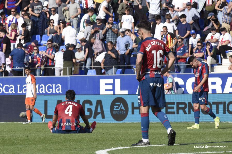 Los jugadores del Huesca cabizbajos tras la derrota con el Oviedo