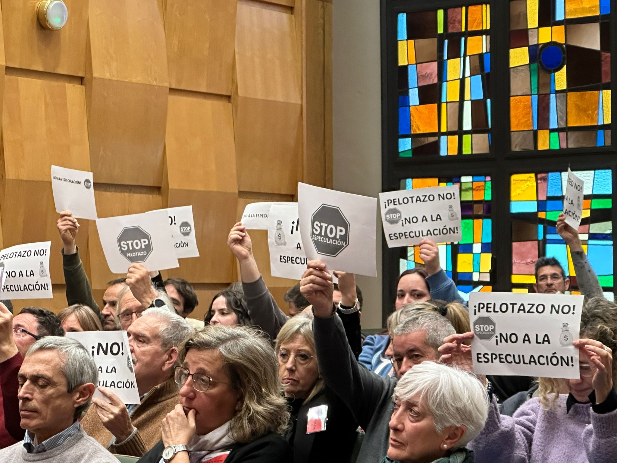 Abucheos y pancartas en el pleno de Zaragoza contra la operación de Vía Hispanidad