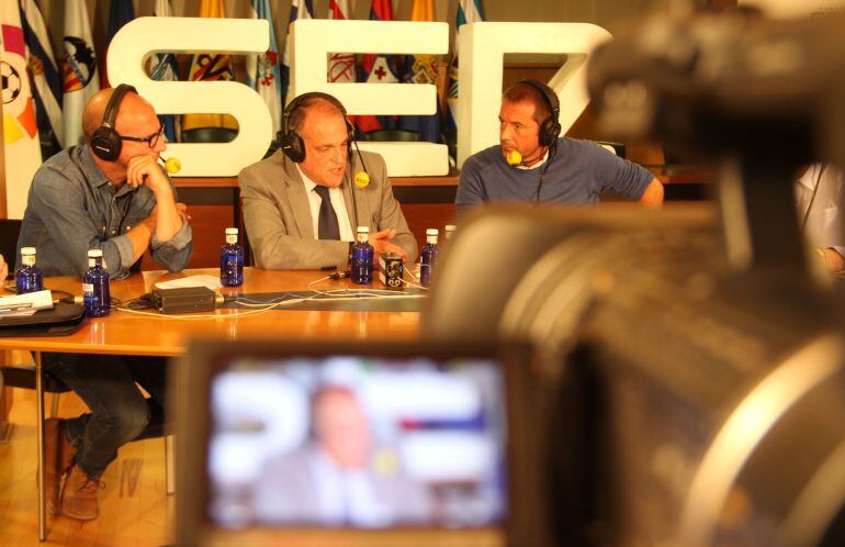Jesús Gallego, Javier Tebas y Manu Carreño desde la sede de LaLiga
