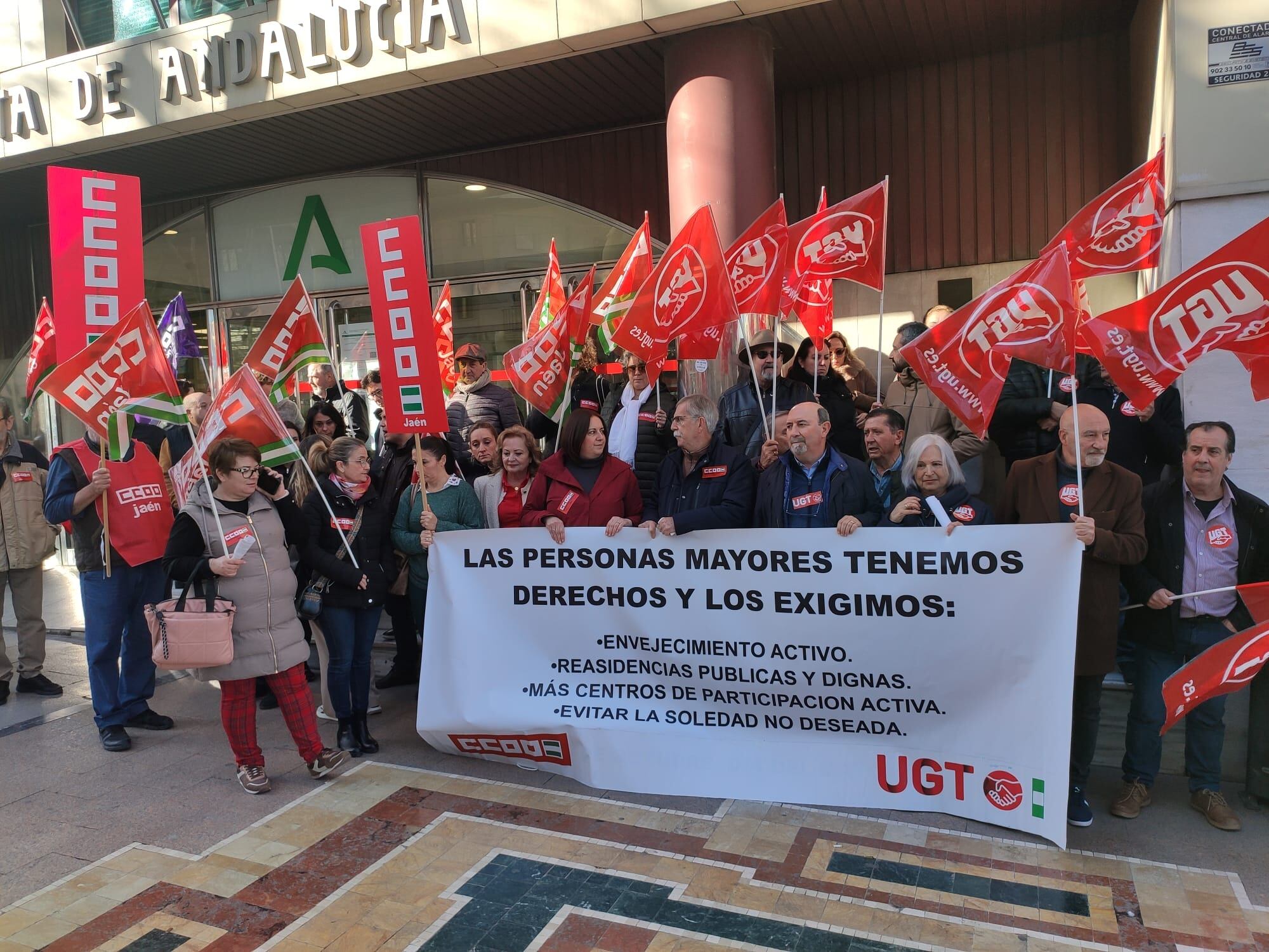 Concentración de los sindicatos por la Ley de Dependencia ante la Junta de Andalucía en Jaén