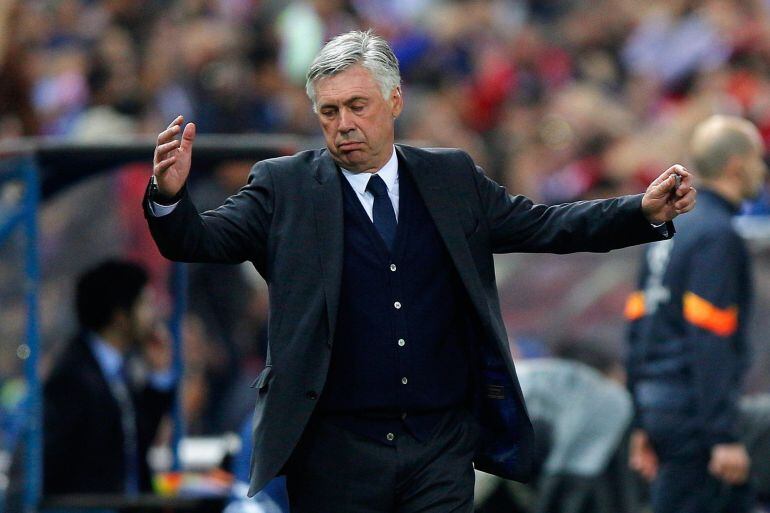Ancelotti se lamenta durante el partido de Champions en el Calderón