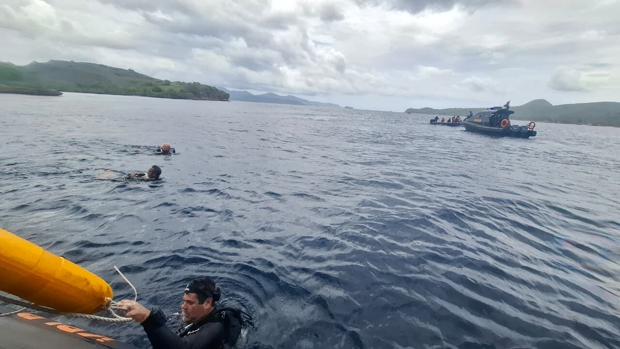 Fotografía cedida por el Equipo de Búsqueda y Rescate de Indonesia (SAR) de las tareas de búsqueda de los equipos de rescate de Indonesia que ampliaron el área de búsqueda del español y tres de sus hijos desaparecidos desde el viernes tras el naufragio de una embarcación.