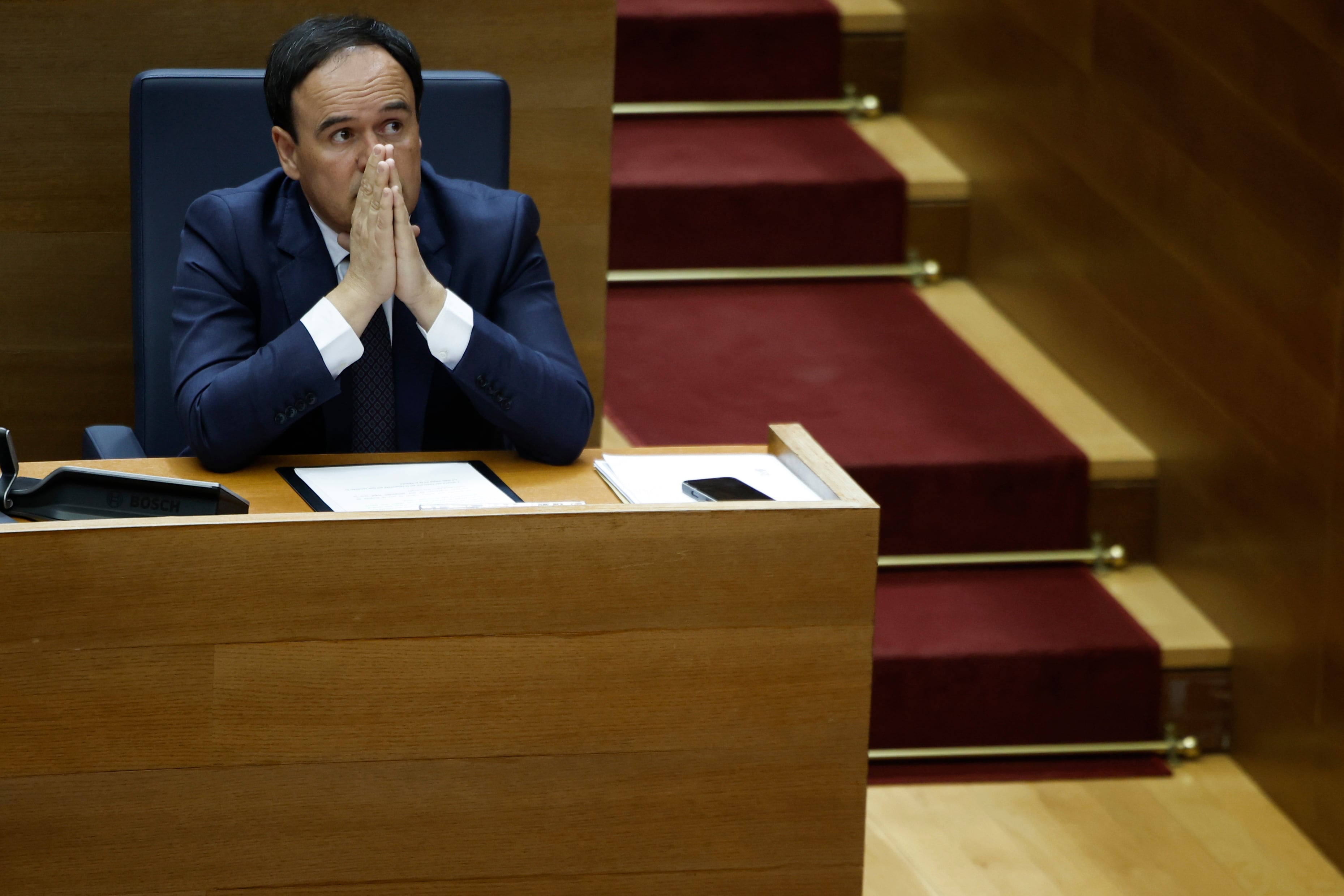 GRAFCVA3254. VALENCIA, 15/04/2026.- El president de la Generalitat, Juanfran Pérez Llorca, durante su quinta sesión de control parlamentario en el pleno de Les Corts Valencianes, en la que responde a preguntas de la oposición relacionadas con su gestión y a una pregunta de Vox sobre el impacto económico de la inmigración. EFE/Biel Aliño