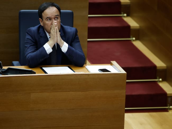 GRAFCVA3254. VALENCIA, 15/04/2026.- El president de la Generalitat, Juanfran Pérez Llorca, durante su quinta sesión de control parlamentario en el pleno de Les Corts Valencianes, en la que responde a preguntas de la oposición relacionadas con su gestión y a una pregunta de Vox sobre el impacto económico de la inmigración. EFE/Biel Aliño