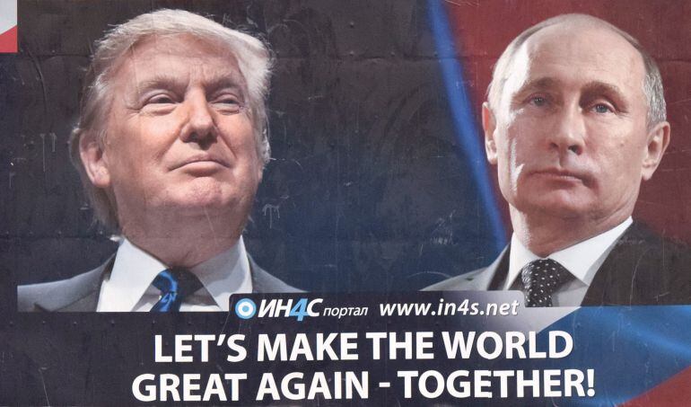 Un cartel de un partido proserbio muestra la imagen del presidente electo de Estados Unidos Donald Trump y el presidente de Rusia Vladimir Putin en Danilovgrad (Montenegro).