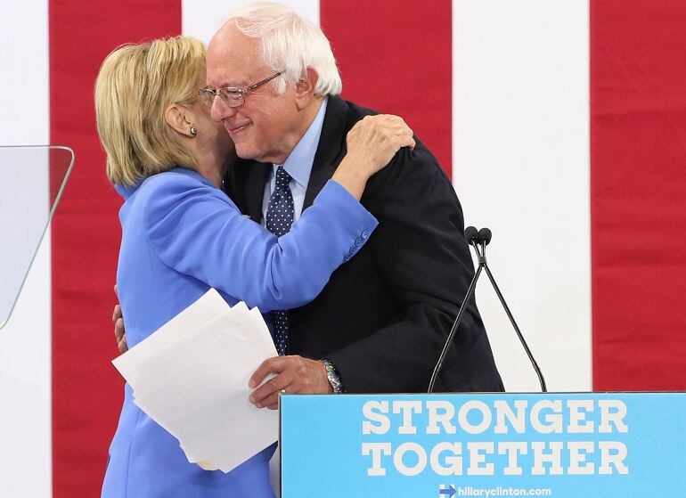 Bernie Sanders junto a la candidata a la Presidencia de los EEUU Hillary Clinton.