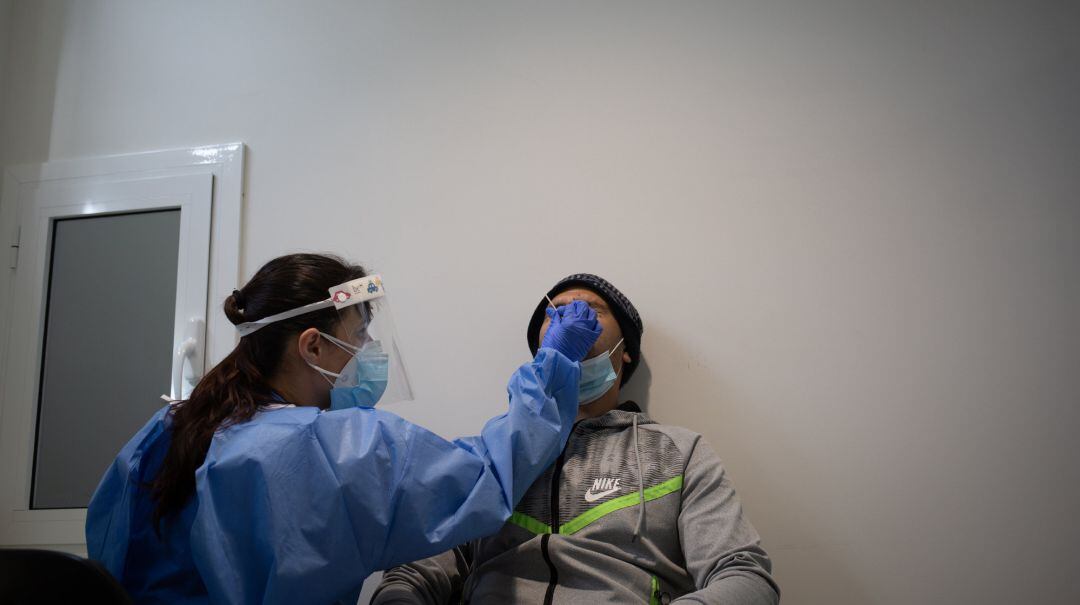 Un hombre se somete a una prueba PCR