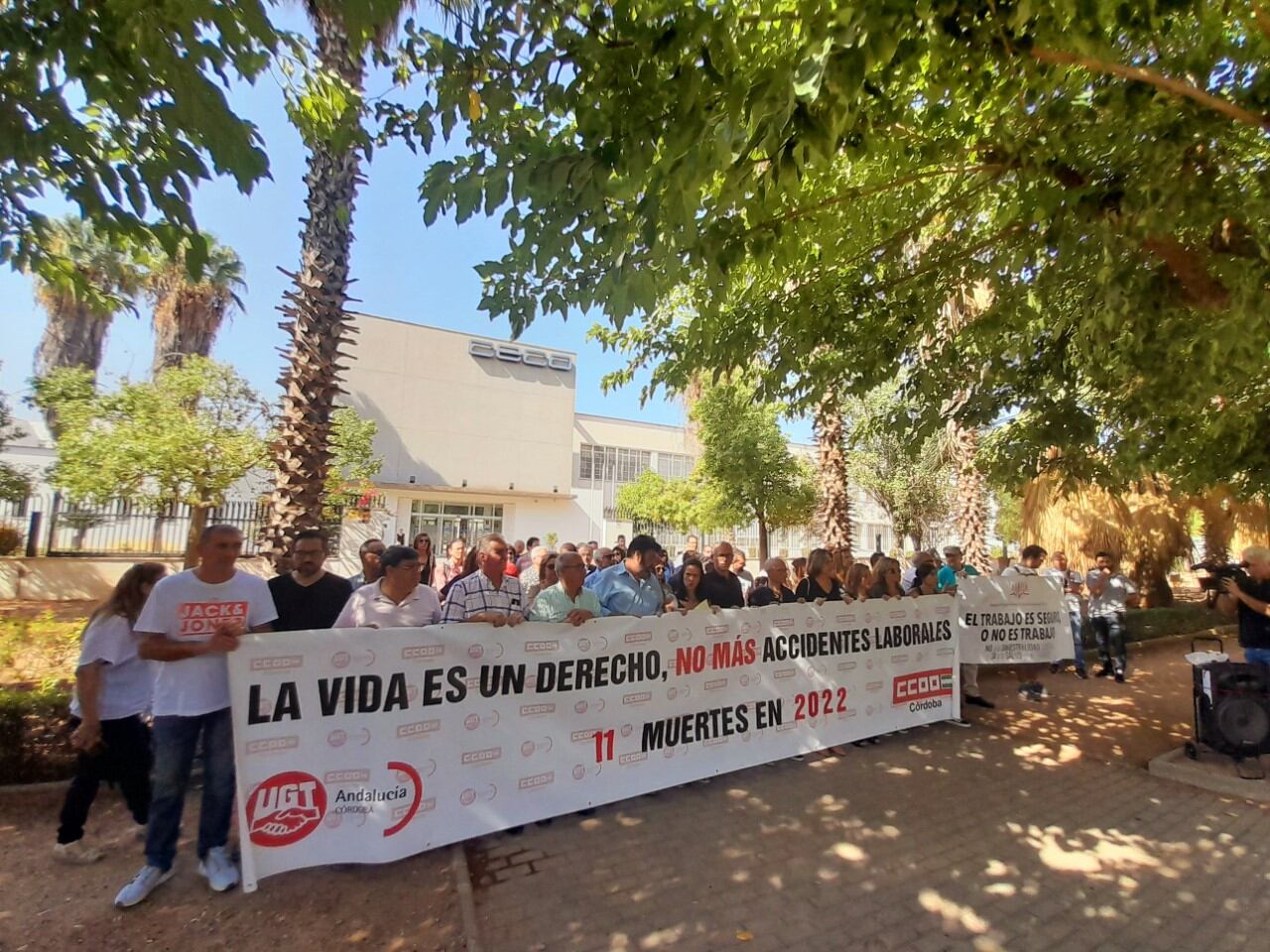 Concentración de los sindicatos UGT y CCOO por las dos úlltimas muertes en el trabajo. Ante la sede de CECO.
