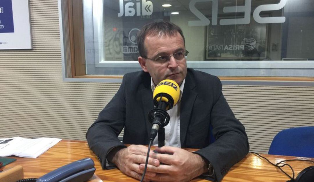 Ramón Trujillo, coordinador regional de Izquierda Unida en Canarias, en una foto de archivo en los estudios de Radio Club Tenerife - Cadena SER