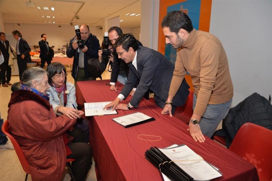 El alcalde de Granada y el concejal de Urbanismo firman con vecinas de Santa Adela el expediente de expropiación de sus casas