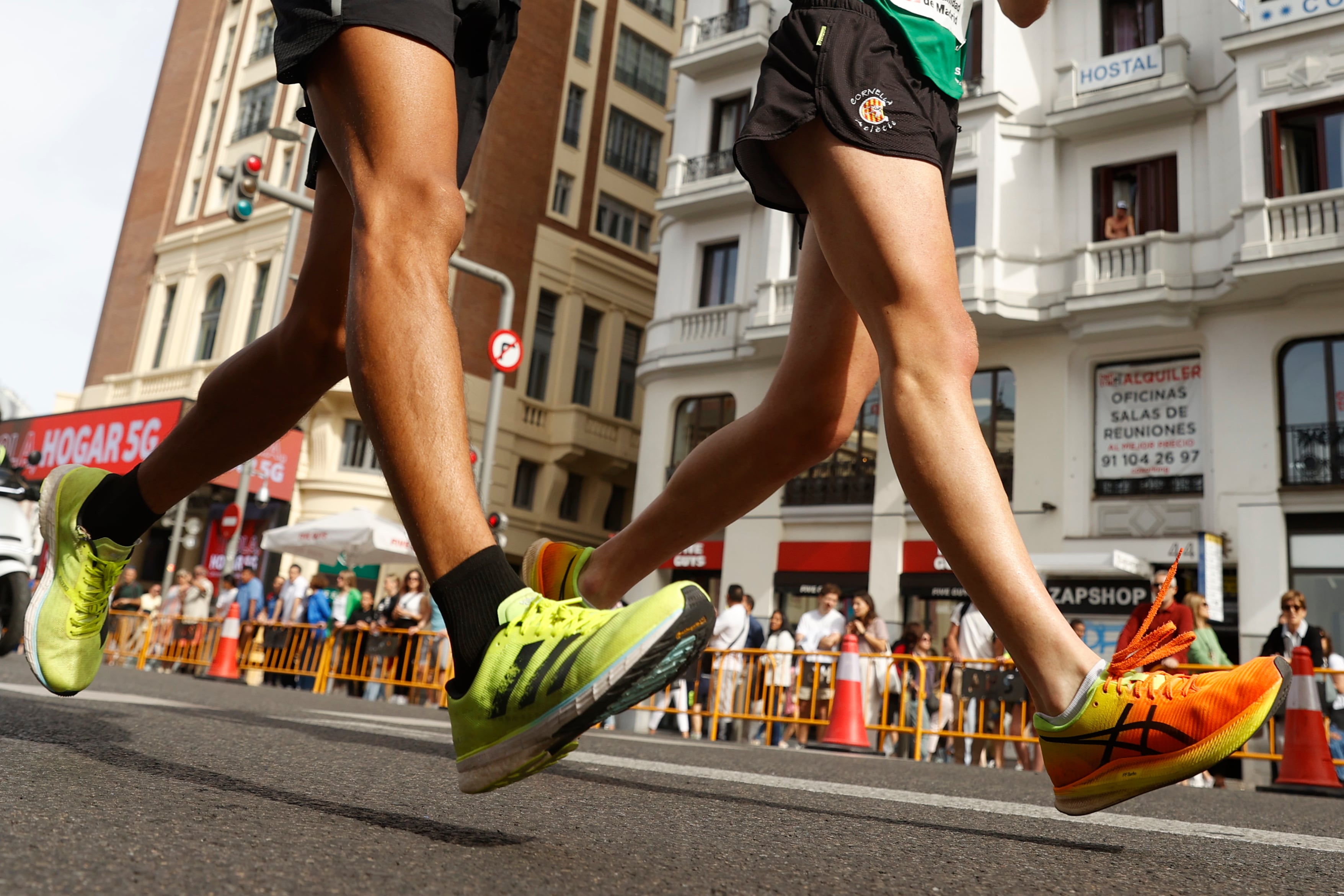 Participantes corren por la Gran Vía durante el Gran Premio Internacional de Marcha