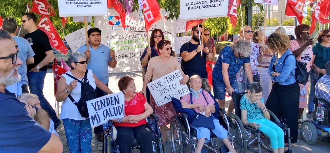 Los trabajadores y familiares de residentes reclaman un trato digno tanto para los empleados como para los ancianos