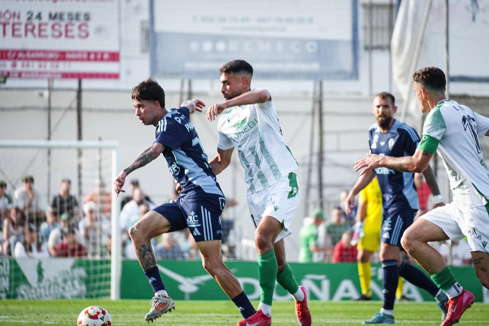 Joao Pedro Palmberg, jugador del Real Murcia, defiende un balón contra el Atlético Sanluqueño en el estadio El Palmar.,
