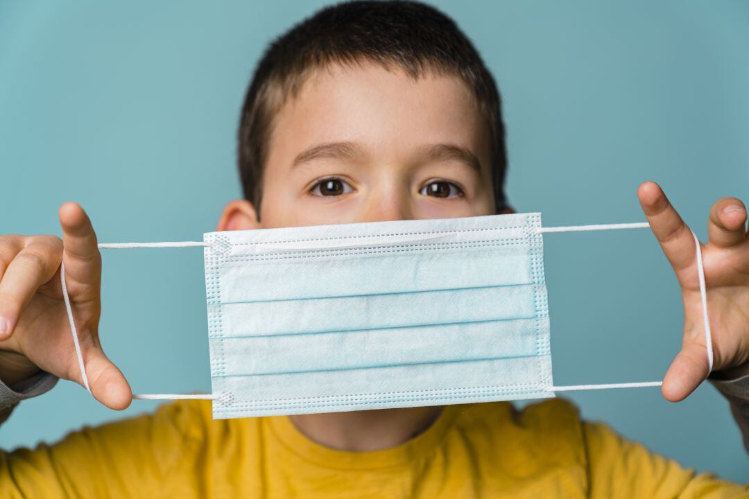 Imagen de archivo de un niño con una mascarilla no reutilizable