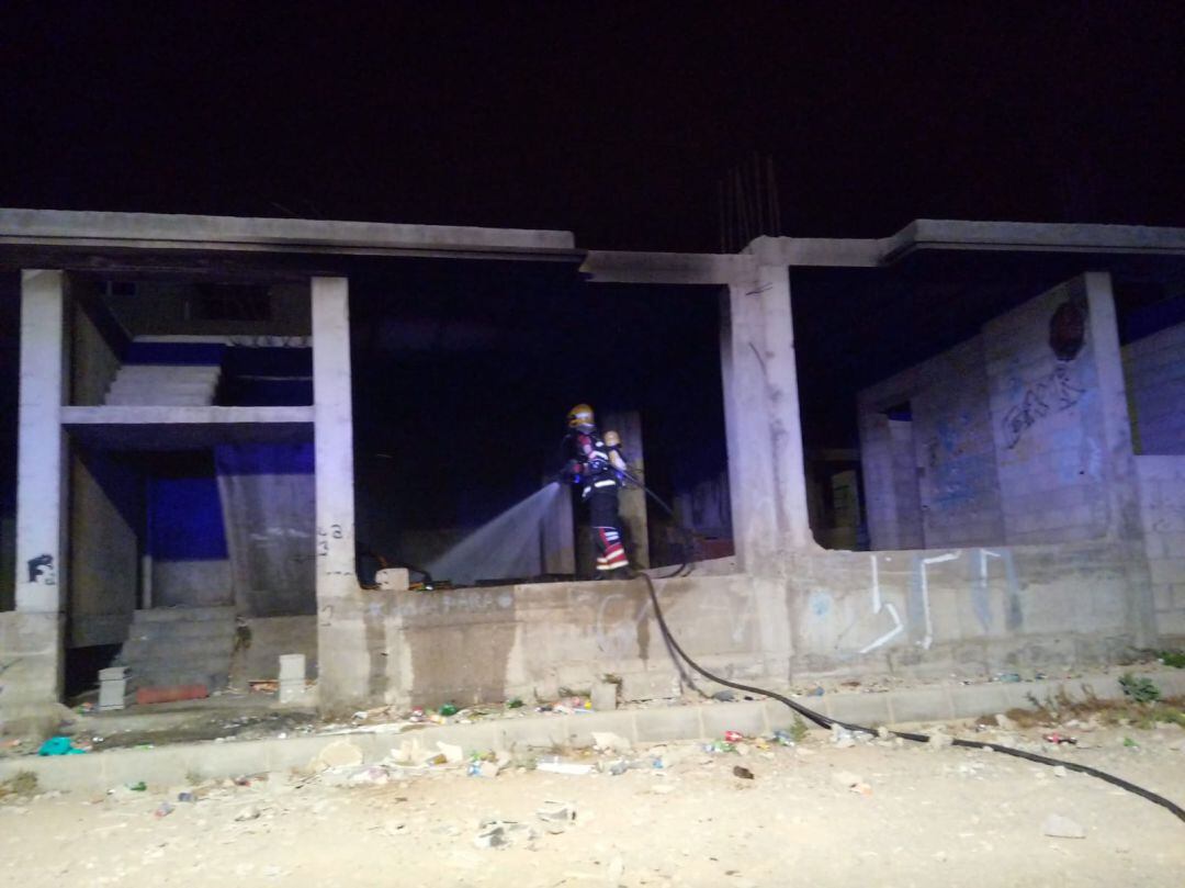 Los bomberos sofocando el incendio.