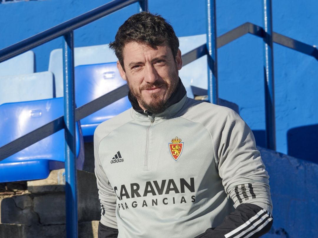 Cristian Álvarez antes de empezar un entrenamiento en el Estadio Municipal de La Romareda