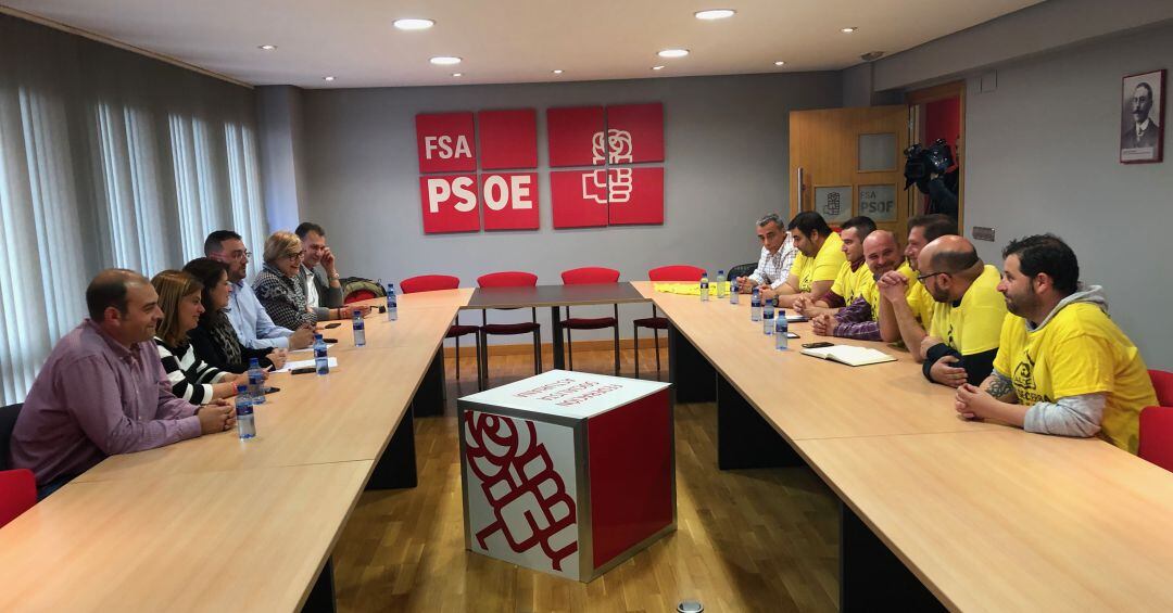 Adriana Lastra, vicesecretaria del PSOE y portavoz socialista en el Congreso reunida junto a miembros de la FSA con el comité de empresa de Alcoa.