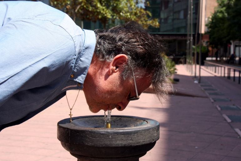 Primer pla d&#039;una persona bevent aigua per refrescar-se aquest dissabte 30 de juliol del 2016 a Girona. (Horitzontal)