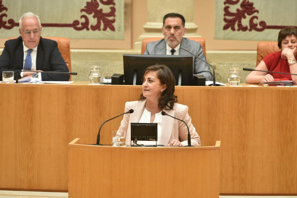 La presidenta del Gobierno de La Rioja, Concha Andreu, interviene en el debate sobre la ley de función pública.