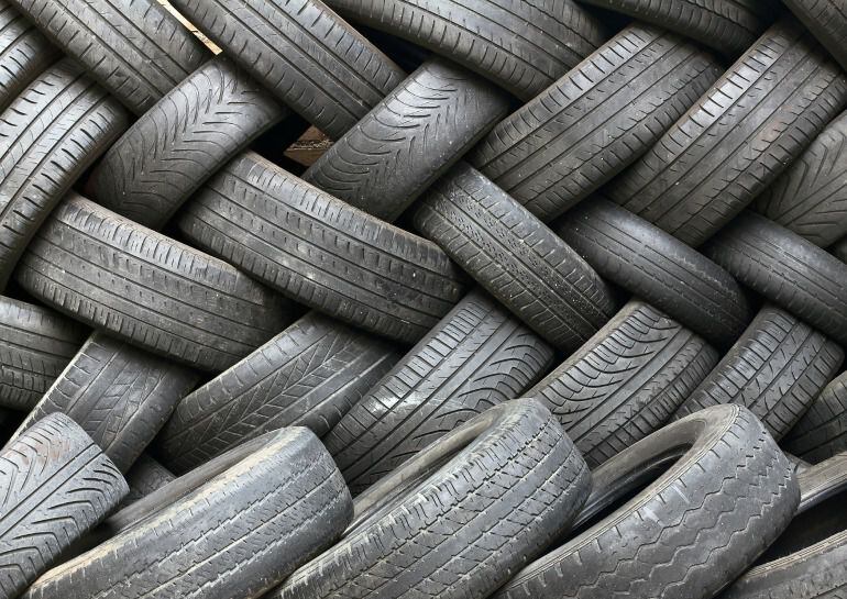 Almacén de neumáticos usados