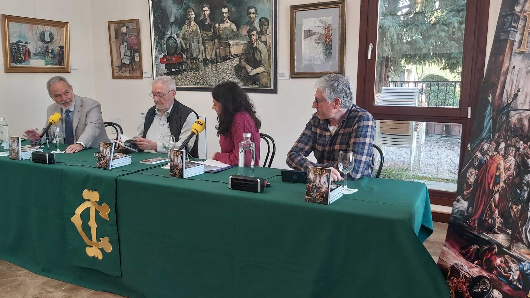 Indalecio Carbonell, capitán moro de la Filà Abencerrajes de 2025 y presidente del Círculo Industrial de Alcoy; Enrique Masiá, presidente de Alcoy Industrial, participando en la presentación de Festa! 2025.