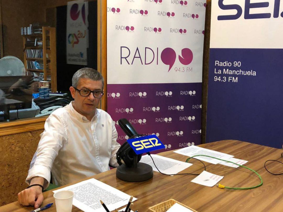 Foto de archivo de Pedro Javier Tendero en los micrófonos de Radio 90